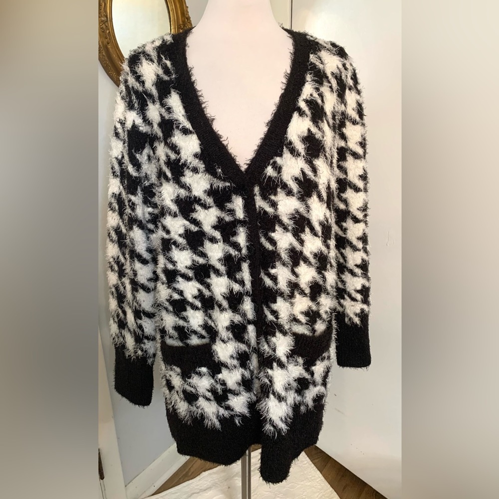 Isaac Mizrahi Live 2X Plus black white Houndstooth cardigan sweater Cozycore - Picture 4 of 14